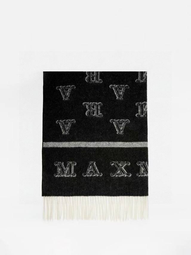 M家本款围巾 采用羊绒面料 缀有标志性的 Monogram 图案提花设计 尺寸 70Cm X 196Cm 品名 羊绒提花围巾 材质 面料 100 羊绒
